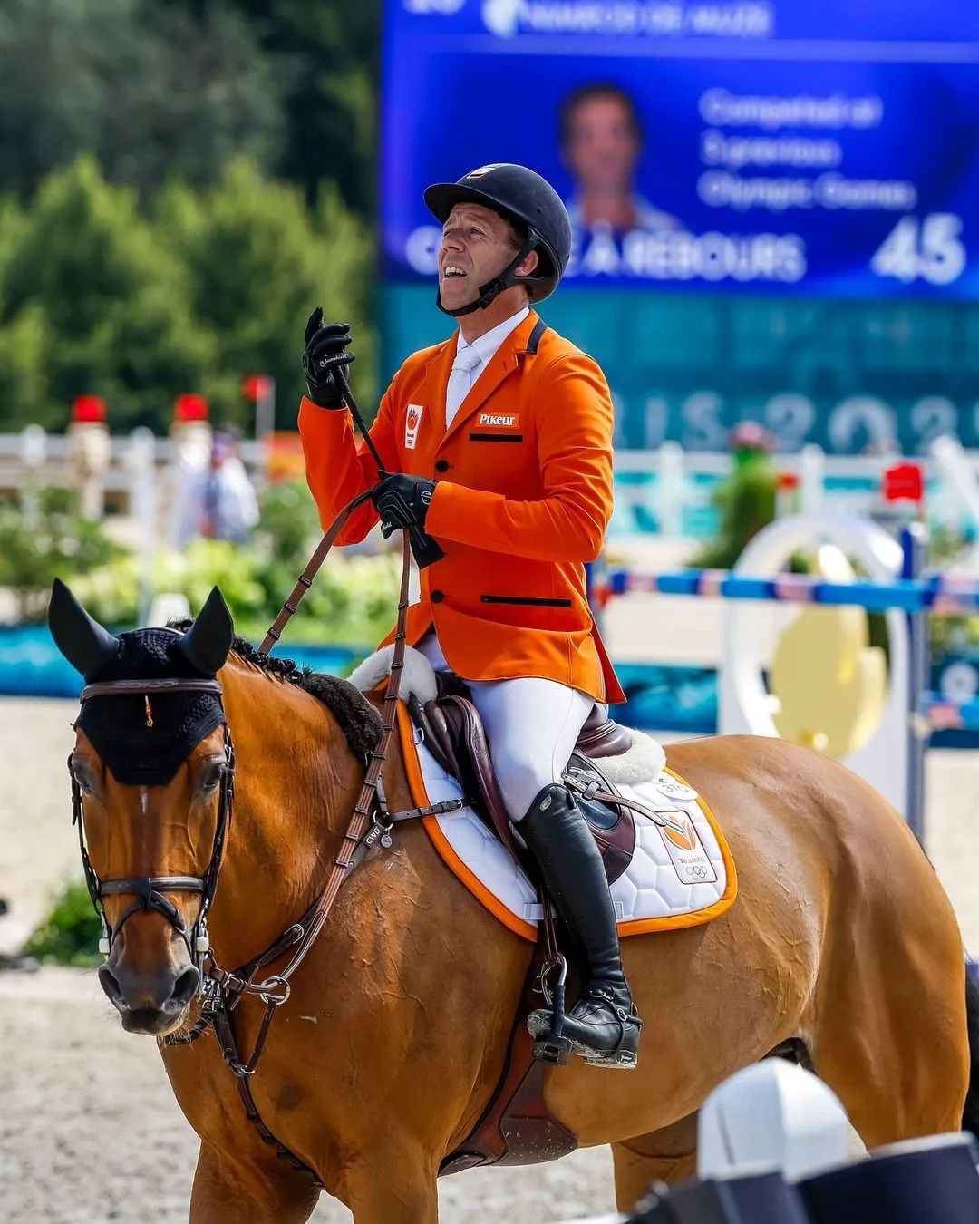 意大利代表团在马术比赛中夺得金牌 意大利代表团在马术比赛中夺得金牌