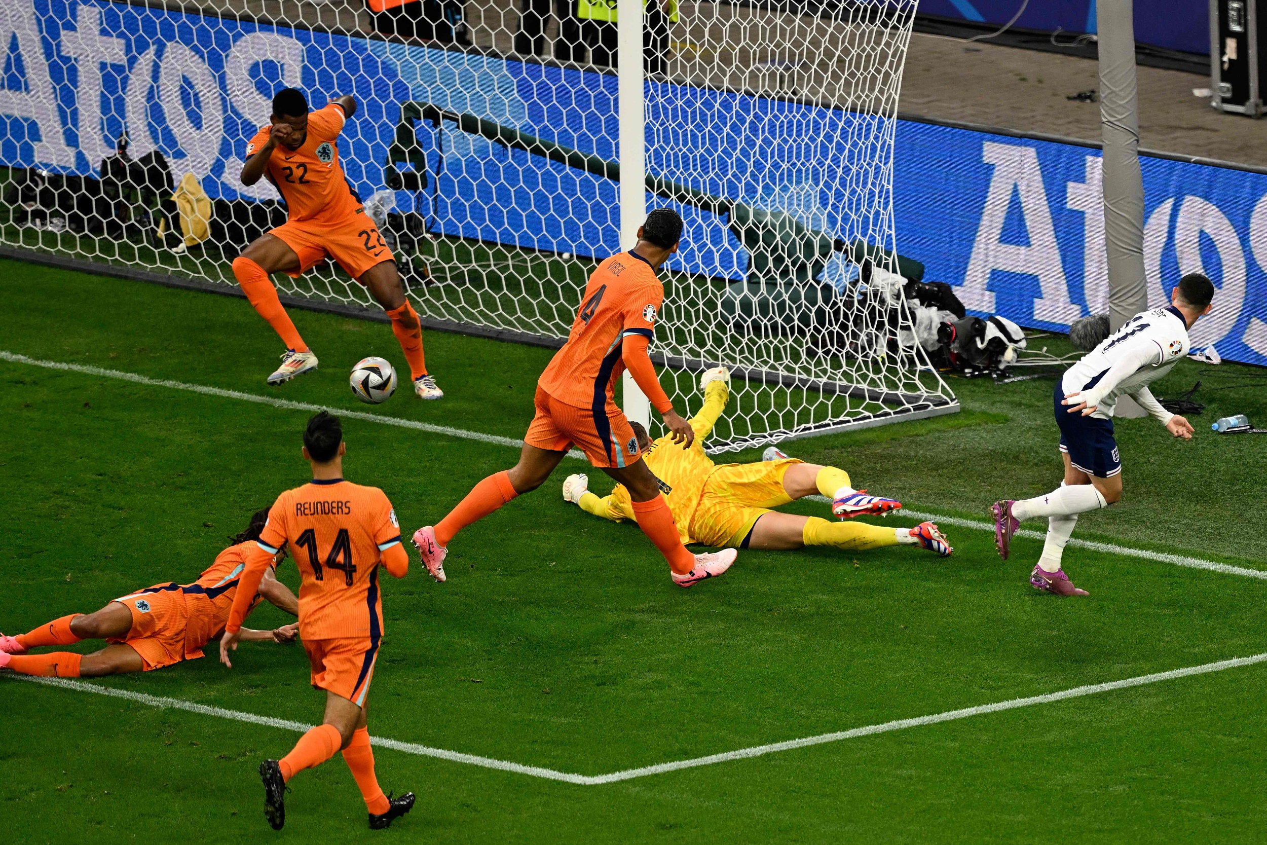 荷兰凭借点球险胜，逆袭成功
