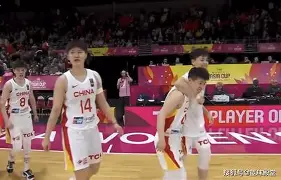 开云体育官网-包含黄蜂全队齐心合力，力克对手取得胜利的词条