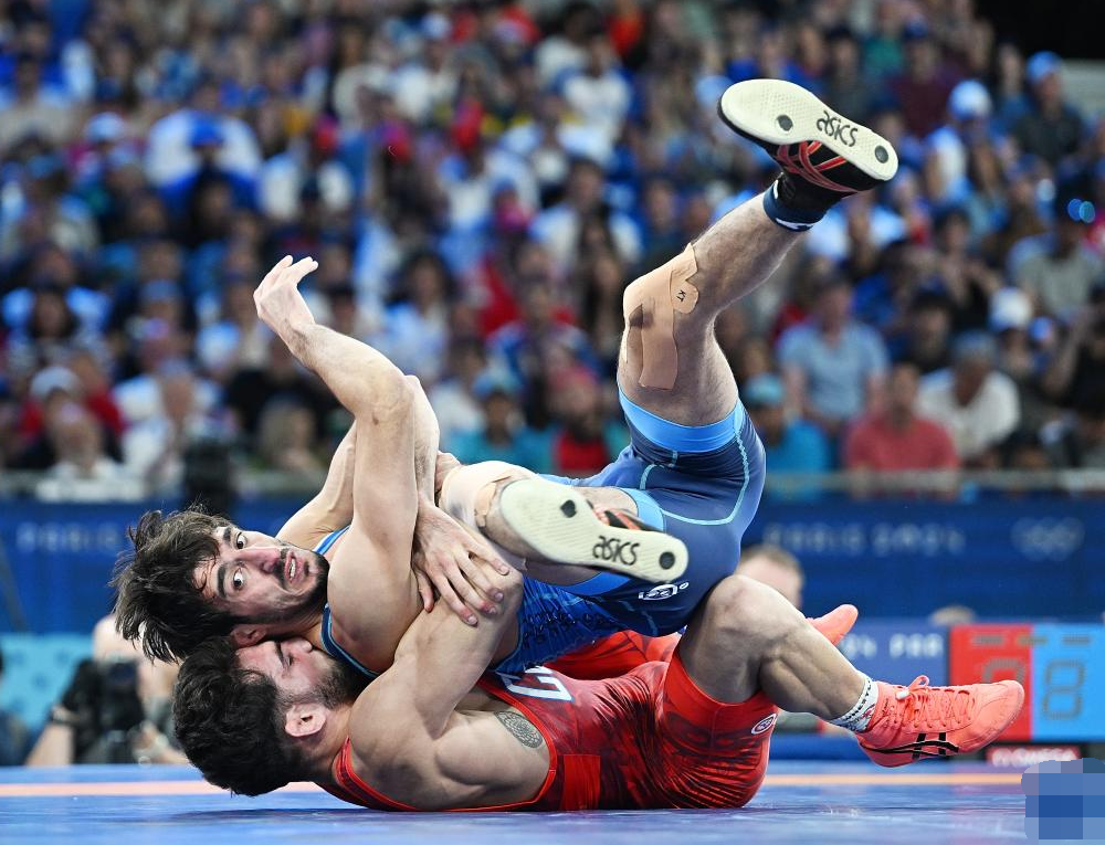 开云体育中国-古巴拳击队员激烈对抗，成功晋级半决赛