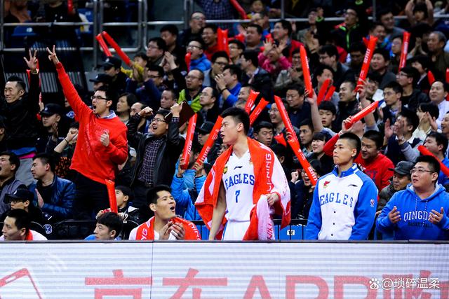 包含忠诚球迷！全场喊声助威团队取得胜利的词条