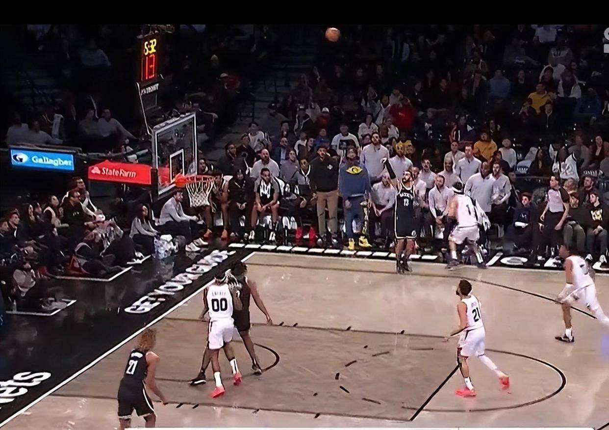 篮网队防守坚固,成功战胜对手 篮网队防守坚固,成功战胜对手