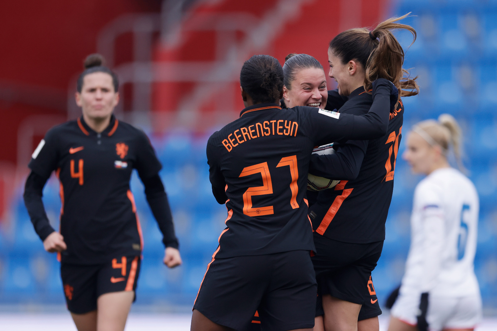 捷克女足豪取晋级机会 捷克女足豪取晋级机会