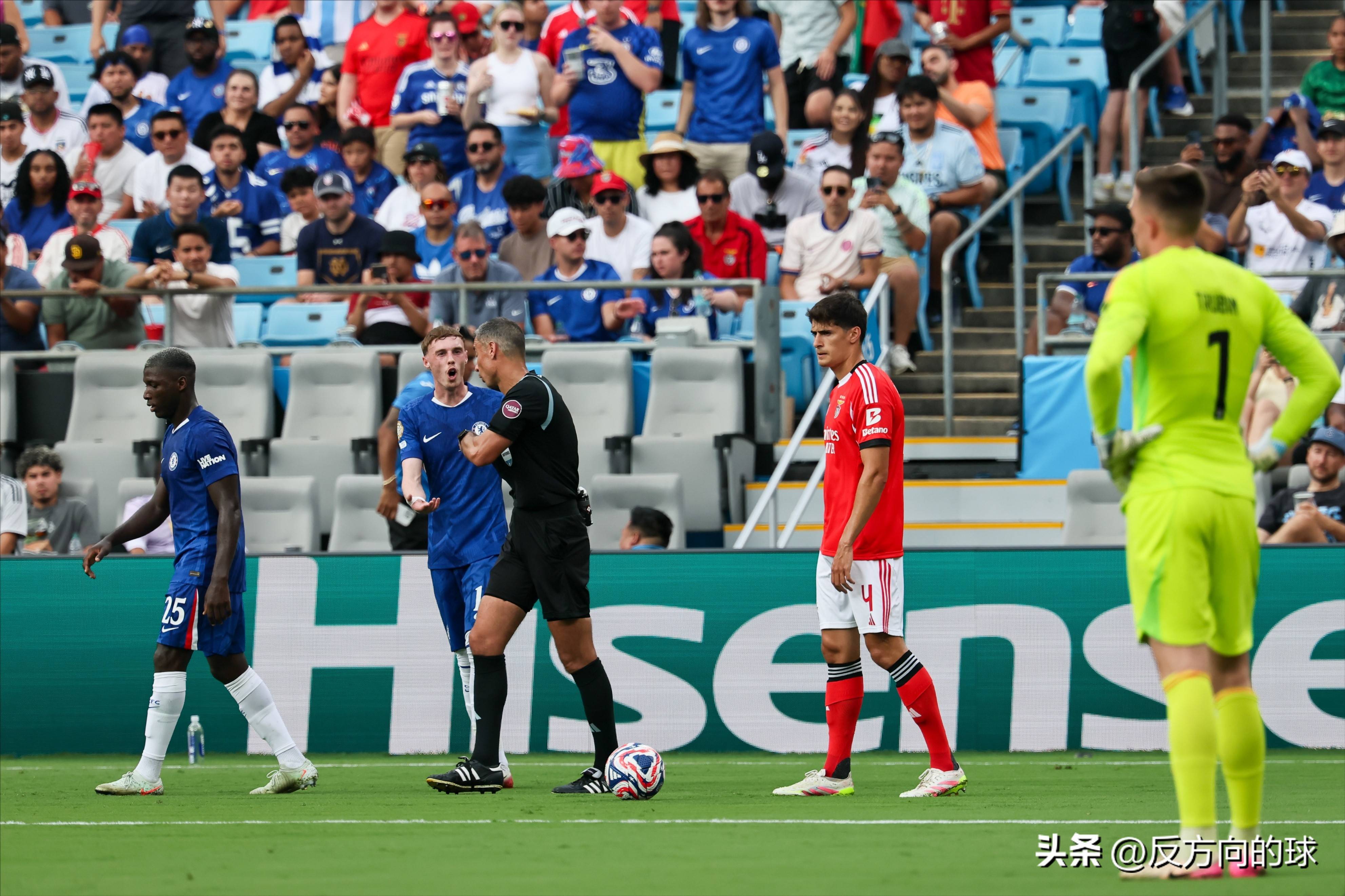 开云体育官网-包含欢呼还是哀叹？国际足球比赛一触即发的词条