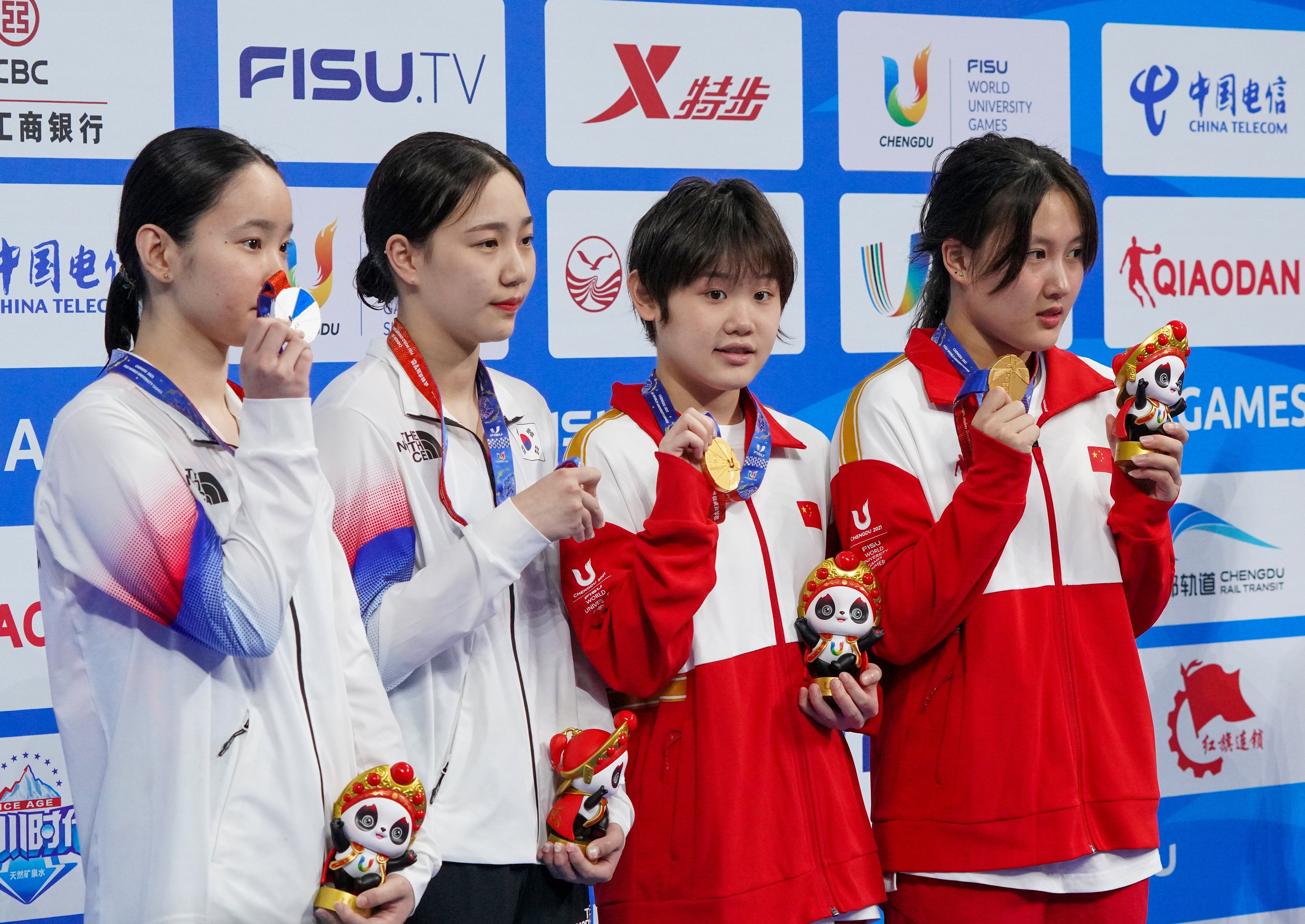 包含国际足坛女子角逐惊艳，中国选手尽展实力的词条