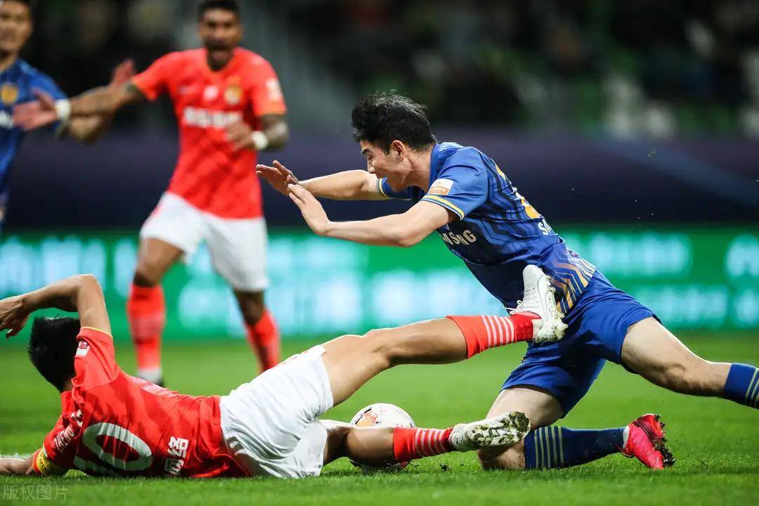 苏宁中场连续传球，控制比赛节奏取胜