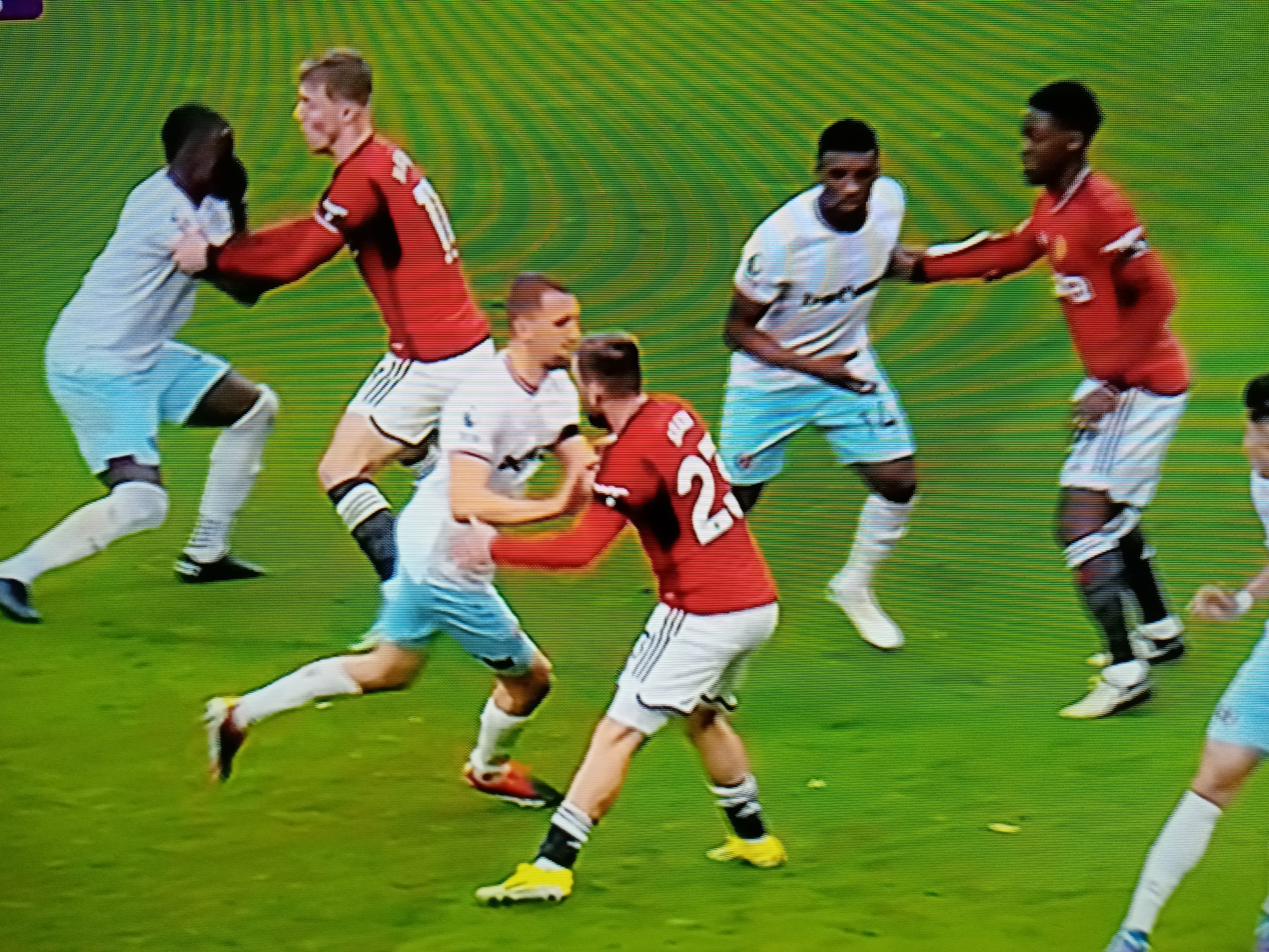 开云APP-欧洲杯预选赛精彩瞬间抢先看，球迷热议冠军归属的简单介绍