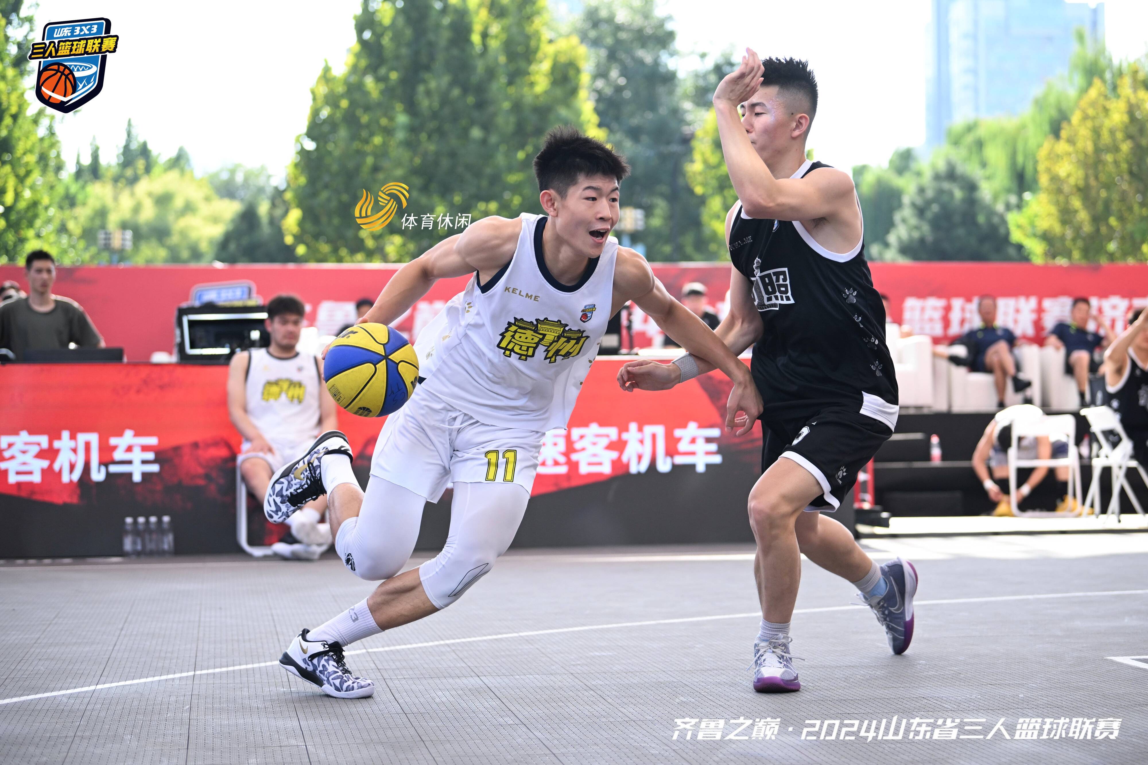 包含篮球赛场上的精彩瞬间再度上演，球队表现喜忧参半的词条