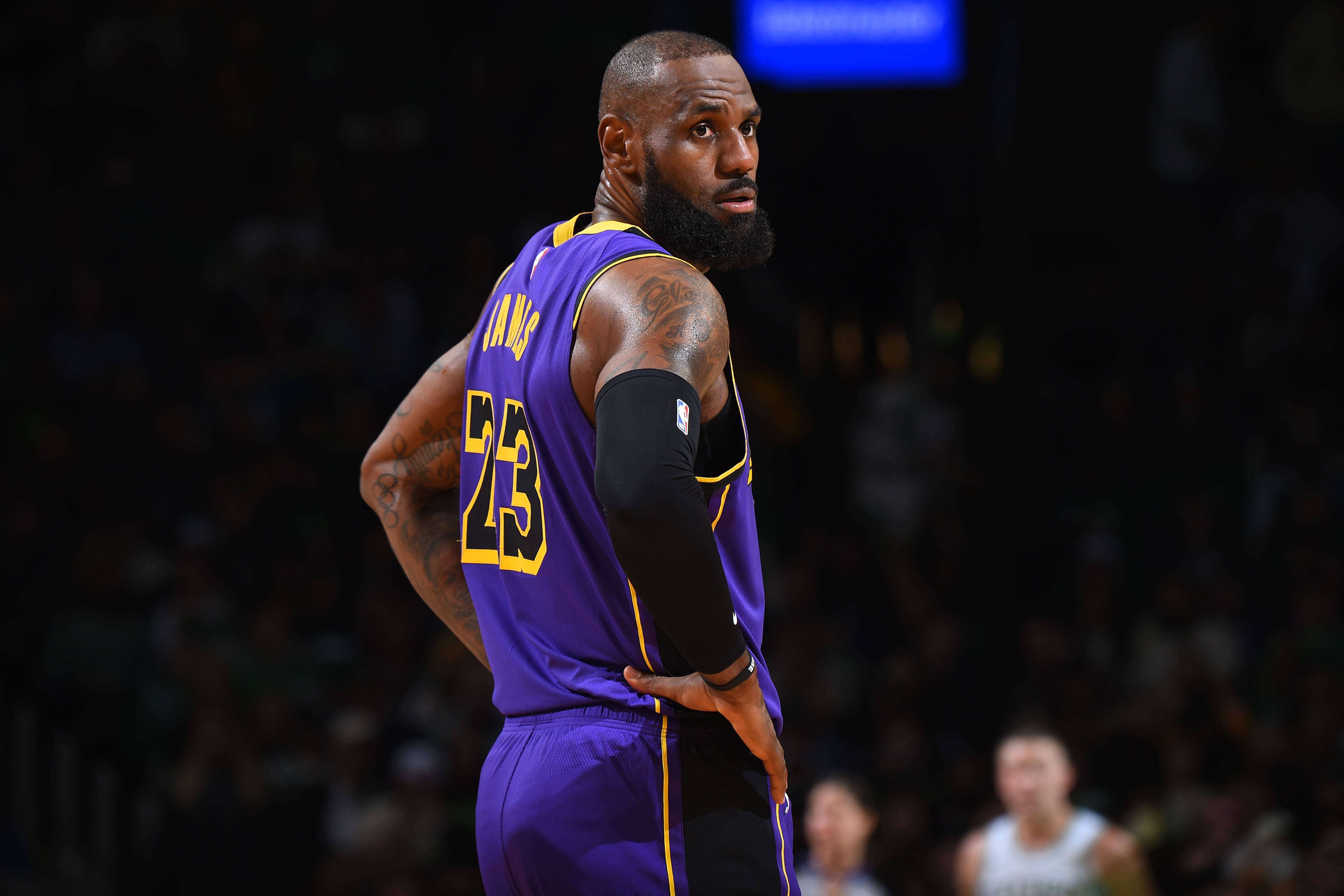 詹姆斯领军湖人再胜太阳,常规赛积分榜榜首的简单介绍 詹姆斯领军湖人再胜太阳,常规赛积分榜榜首的简单介绍