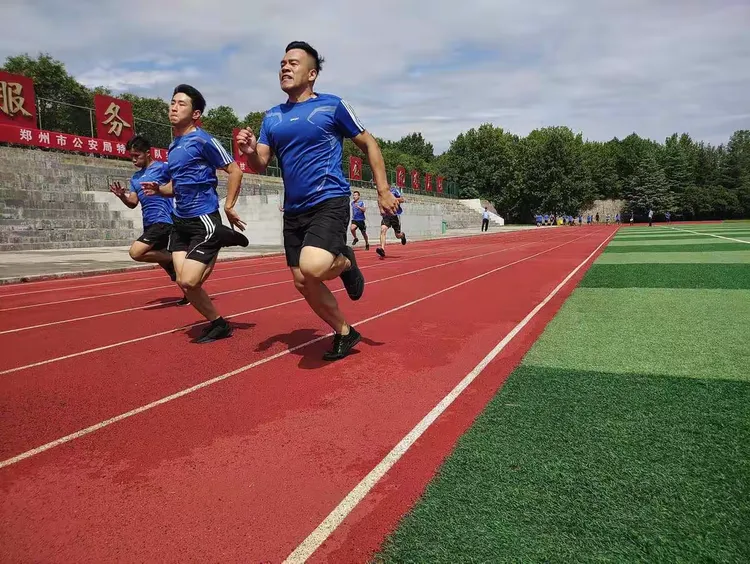 球员们在比赛中展现出超人的体能水平