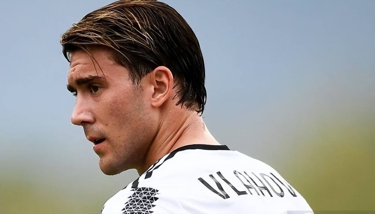 关于巴西爆冷曼城，弗拉霍维奇完成帽子戏法的信息